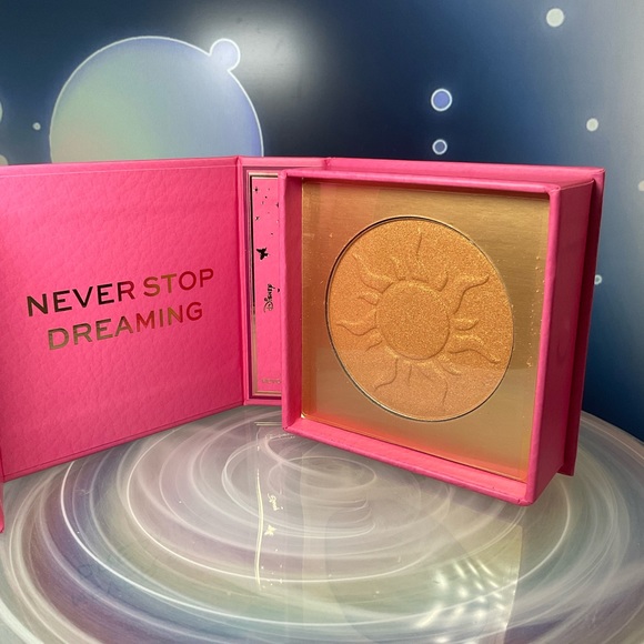 I Heart Revolution ~ Disney’s Tangled Highlighter ~ Never Stop Dreaming - Picture 1 of 2